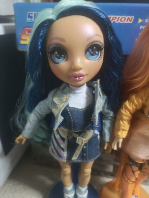 Rainbow High Blue doll like new, first wave with stand