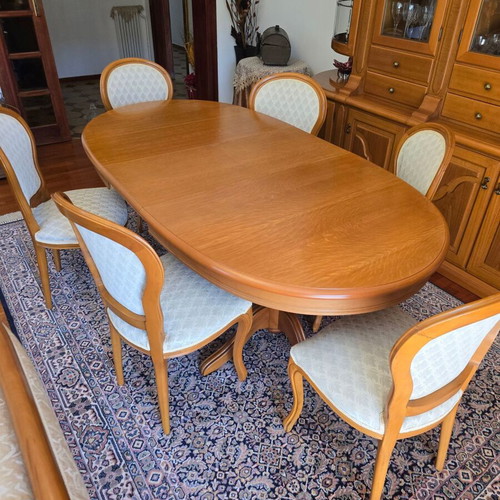 Classic solid walnut dining set like new with 6 chairs