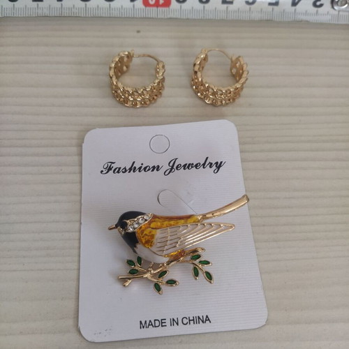 Jewelry set with earrings and brooch, gold tone