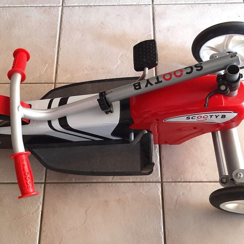 ScootyB Kids Scooter 3 Wheels with Pedals like new