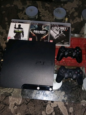 PS3 конзола като нова с 2 контролера, 3 игри и кабели