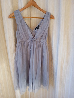 Jennifer dress with gray tulle like new, silver glitter