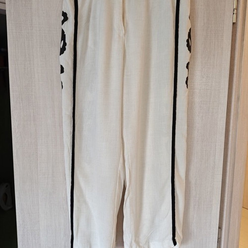 Mat Fashion plus size capri pants, one size with elastic waist, black and white
