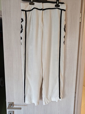 Mat Fashion plus size capri pants, one size with elastic waist, black and white