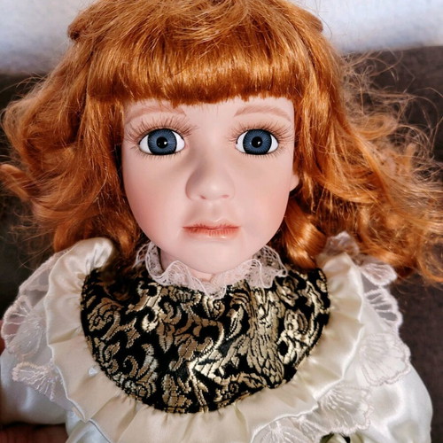 Leonardo Colection porcelain collector dolls like new