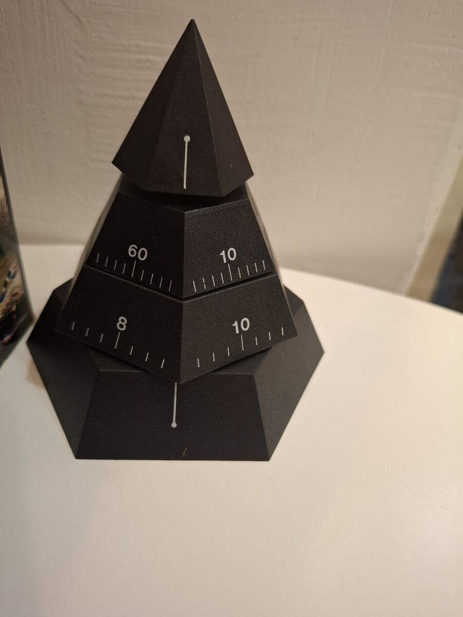 1988 Time Pyramid 4-D Design Desk Clock… - € 50,00 - Vendora.gr