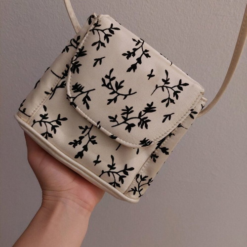 Women vintage white shoulder bag with wallet like new