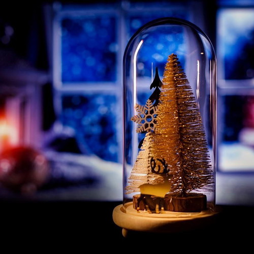 Glass bell like new with wooden base and Christmas decorations 25cm
