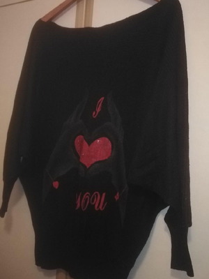 Μπλούζα πλεκτή μαύρη με μανίκια νυχτερίδα και κόκκινη στάμπα Large μεταχειρισμένη