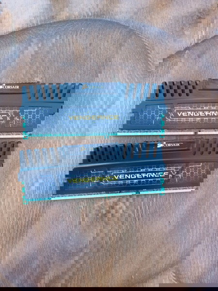 Corsair 8GB DDR3 RAM με 2 Modules (2x4GB) και Ταχύτητα 1600 για Desktop