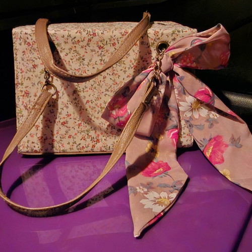 Handbag printed with bow like new, beige and red