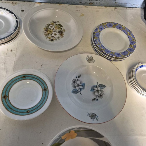 Cooking utensils and coffee saucers set like new, 24 pieces
