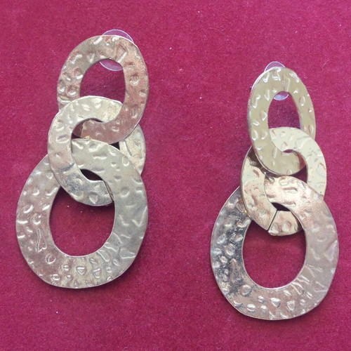 Elegant vintage earrings gold color like new