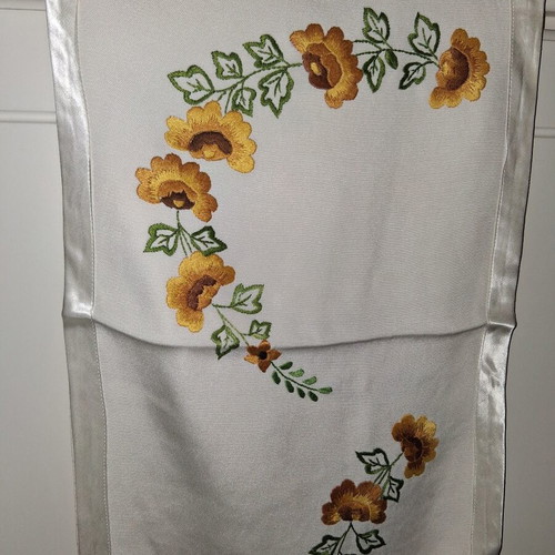 Embroidery set like new, 3 pieces with satin finish