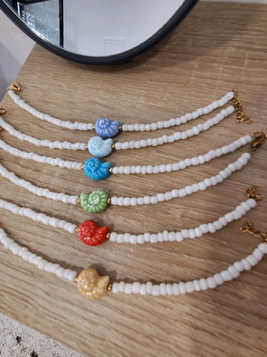 Χειροποίητα βραχιόλια κατόπιν παραγγελίας με γυάλινες χάντρες και κεραμικά κοχύλια