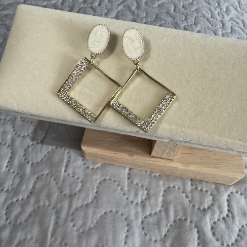 Earrings like new, gold color