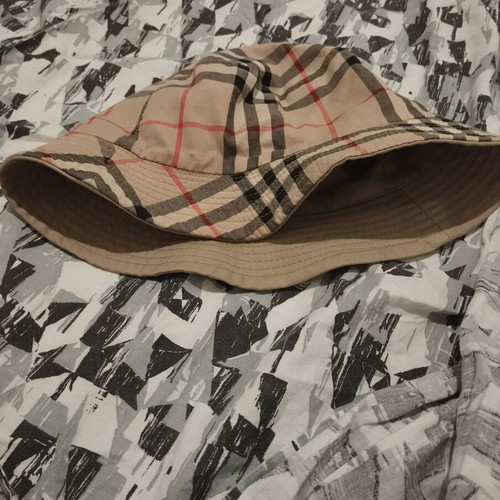 Burberry reversible bucket hat like new, size M, multicolor beige