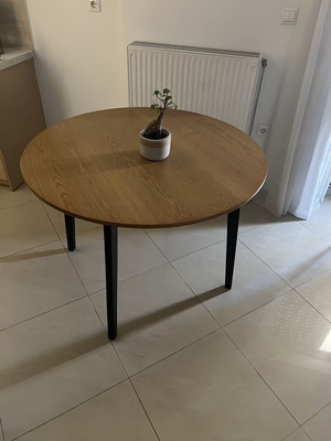 Dining table almost like new, width 105 cm