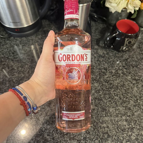 Gordon's Pink Gin 700 ml with raspberry, red currant & strawberry