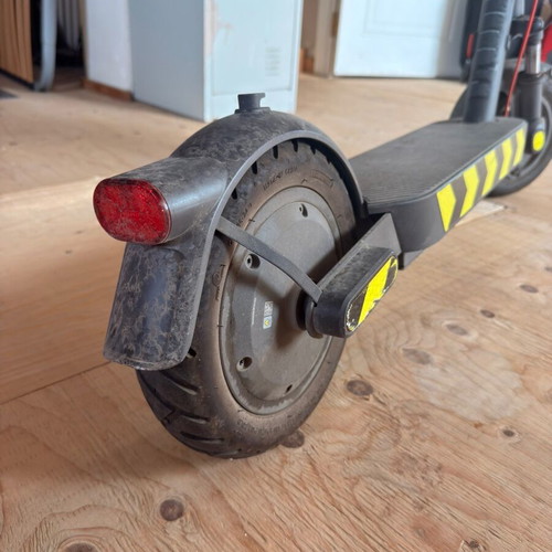 Xiaomi Scooter 5 like new with helmet and reflective stickers