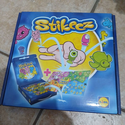 Stikeez collectible suitcase with pouch, dice and cases, like new
