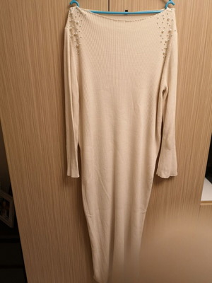 Knitted long ecru dress like new with belt and pearls