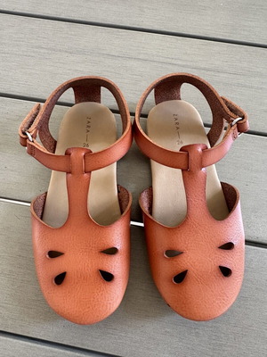 Zara leather sandals like new, tan color, size 26