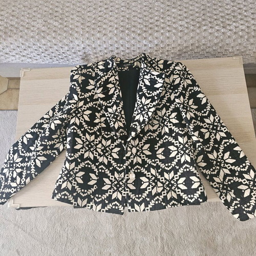 Mid-length jacket like new, size 50, beige black pattern