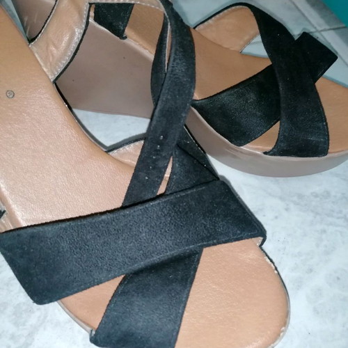 Platform sandals used with crisscross laces, size 41, black