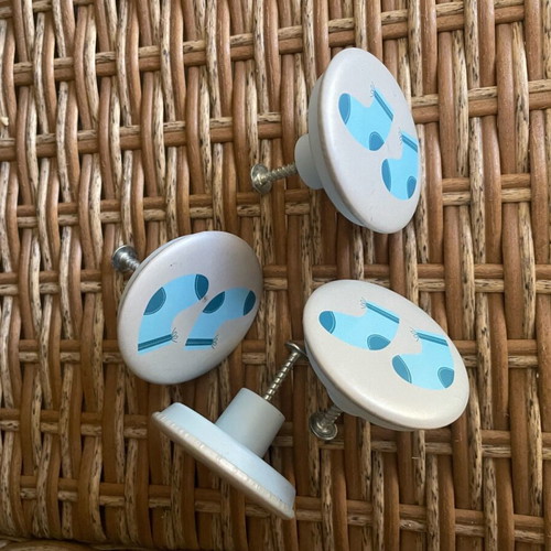 Children's door knobs set of 4 like new