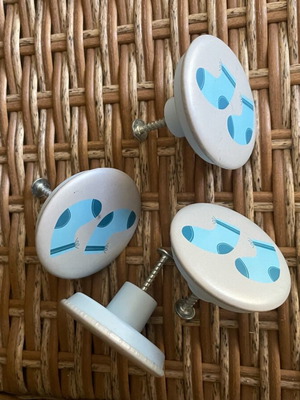 Children's door knobs set of 4 like new