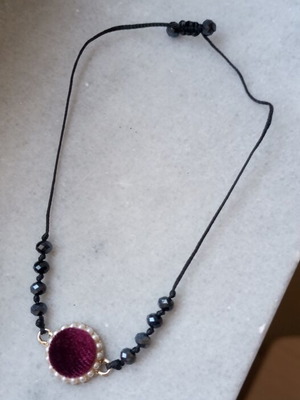 Women's bracelet with beads and velvet detail