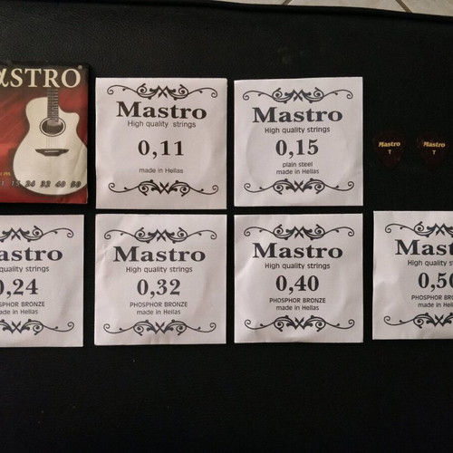 Mastro acoustic guitar phosphorus bronze medium strings with 3 picks set new