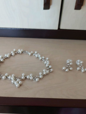 Jewelry set new with pearls and sparkling stones, white