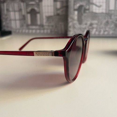 Guess sunglasses like new, red subtle tartarooga