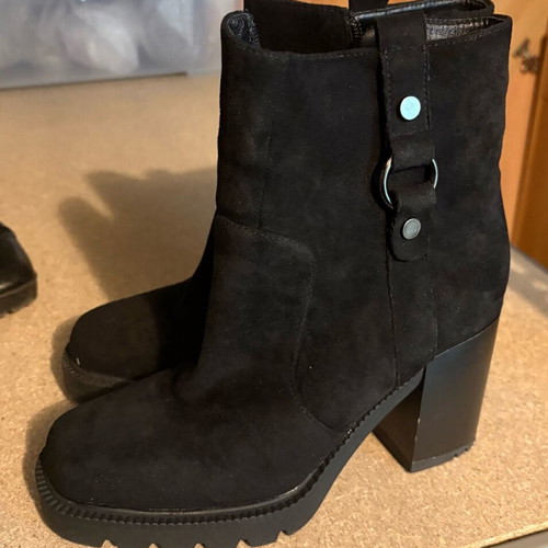 Suede boots size 38 new, very comfy, black