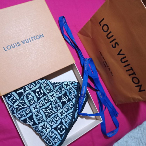 Louis Vuitton hat like new, size S
