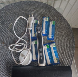 Oral B οδοντοβουρτσα με γνησια Oral B ανταλλακτικα φορτιστη και travel case