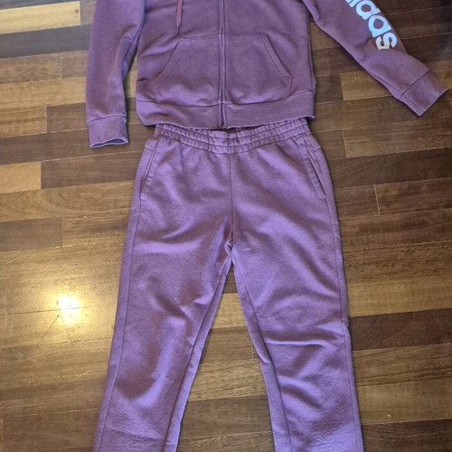 Adidas set medium used, missing drawstring on pants