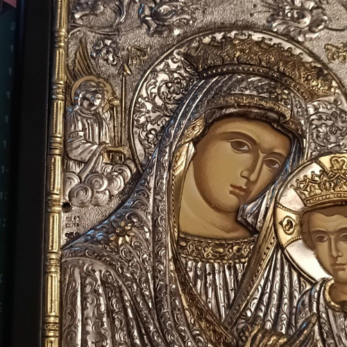 Επάργυρη βυζαντινή εικόνα της Παναγίας που κρατά τον Ιησού Χριστό
