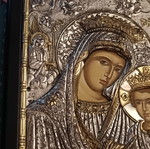 Επάργυρη βυζαντινή εικόνα της Παναγίας που κρατά τον Ιησού Χριστό