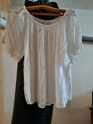 Women's blouse like new, size L, white