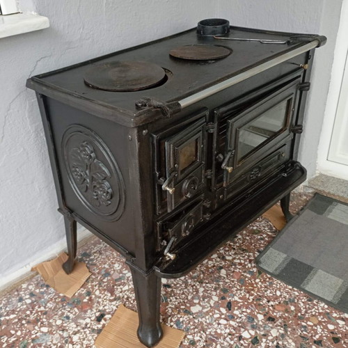 Cast iron stove like new for heating and cooking