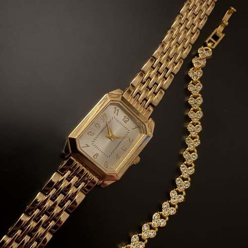 Quartz women's watch set with heart chain and vintage square dial, gold