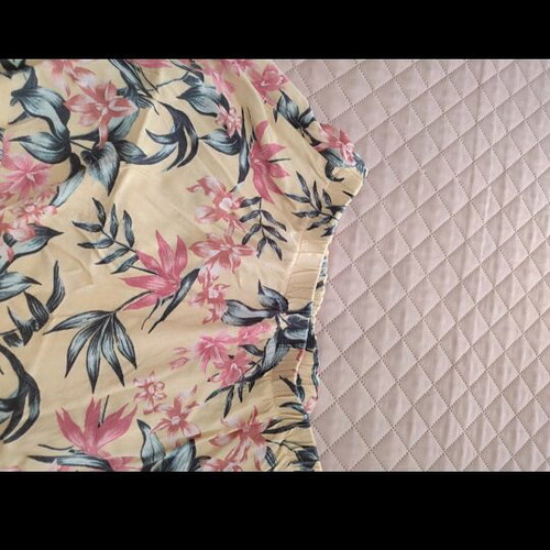 Floral mini skirt like new, yellow, elastic waist