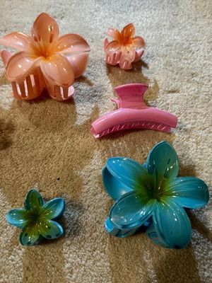 Plastic hair clamps flower design like new, set of 7 pieces