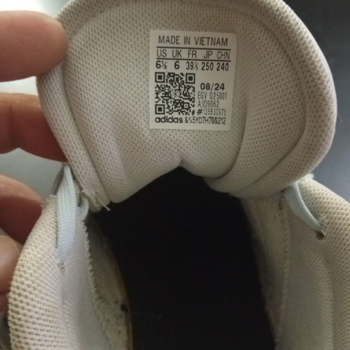 Adidas children's athletic shoes size 39, like new, white