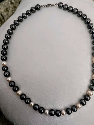 Vintage hematite necklace like new with ten light-colored stones