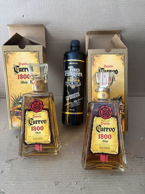Συλλεκτικές τεκίλες: 2 Cuervo 1800 Añejo και 1 Dos Fingers
