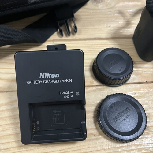 Nikon D3500 camera kit like new with 18-140mm VR lens and bag